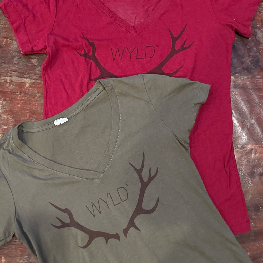 2 WYLD V-Neck T-Shirts in Red and Olive